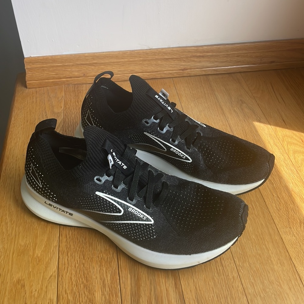 Women’s Brooks Levitate size 8.5